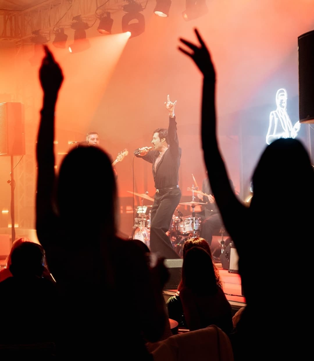 Concerto Chris Gallagher pubblico mani alzate live music evento dal vivo